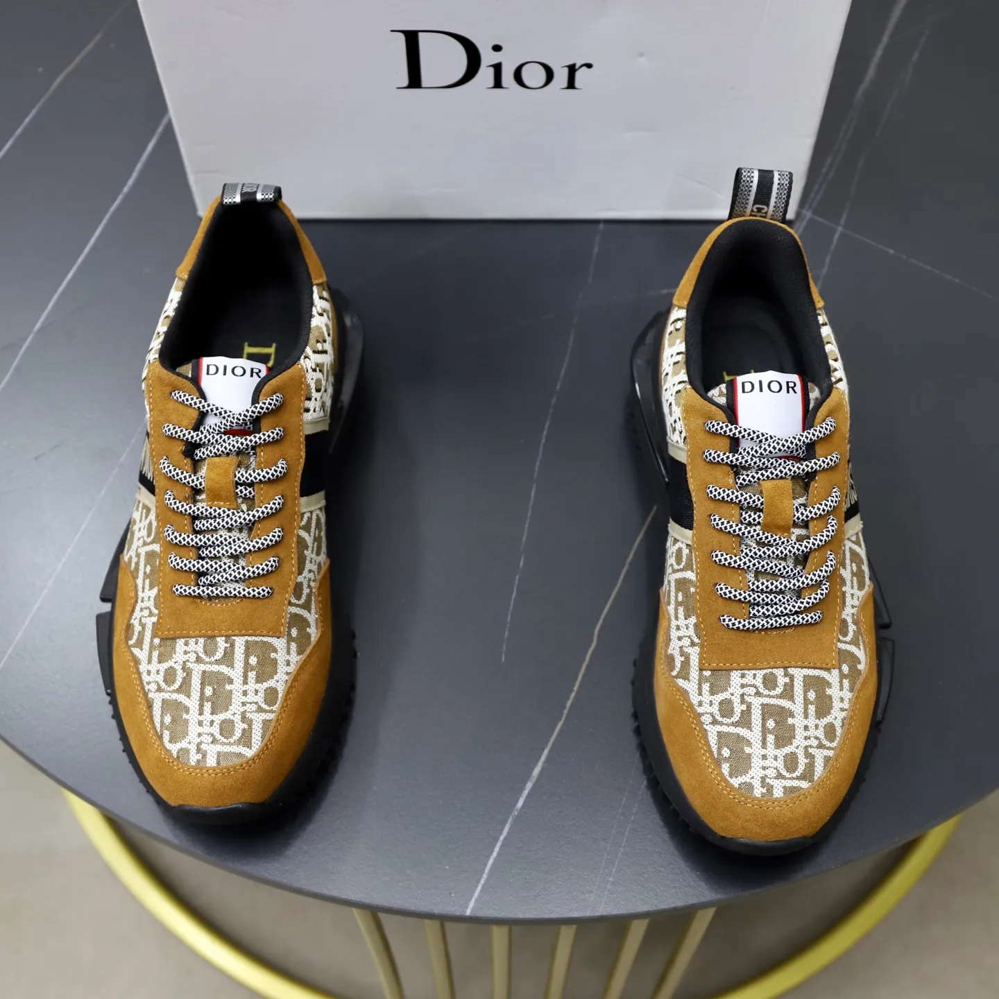 Ex-factory price: 442💰🙅‍♂️🙅‍♂️🙅‍♂️ Brand: Dior DIOR Standard code: 38-44 (45 customized) Grade: Same as the official website Material: Original cowhide material spliced with brand cloth Comfortable and breathable lining Lightweight and wear-resistant sports outsole Style category: Men's fashion casual shoes Running sports shoes Distinguished luxury brand elements Top luxury color: actual picture color